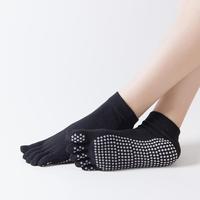 Chaussettes de yoga antidérapantes à pois en PVC à cinq orteils avec logo personnalisé tricoté pour la position du logo de la manchette de la saison d'automne