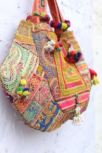 Sac à bandoulière ethnique indien brodé à la main de style mignon, sac à main Banjara coloré, bohème, léger, doublure en coton, grande capacité - Product Image 3