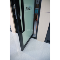 Porte pivotante en aluminium double vitrage de style moderne pour villa commerciale, fabriquée par AMJ Factory NFRC USA.