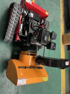 Robot tondeuse à gazon radiocommandé sur chenilles avec accessoire déneigeur, alimenté à l'essence, pour terrains accidentés et pentes - Product Image 6