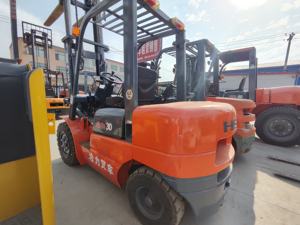 Chariot élévateur tout-terrain de 3 tonnes, 4 tonnes, 5 tonnes avec transmission hydraulique - Product Image 4