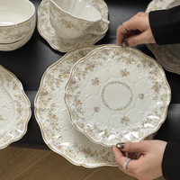 Ensemble de tasses et d'assiettes à motifs floraux vintage européens avec design en relief, ensemble d'assiettes en céramique pour les événements de mariage