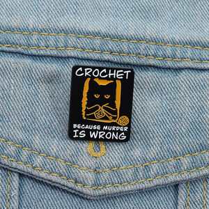 Cucito perché pugnalare le persone è sbagliato spilla di smalto divertente regalo di gioielli per Meme di gatto per gli amici artigiani - Product Image 1