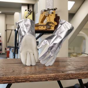 Gants de sécurité pour four industriel résistants à 350°C, isolés en feuille d'aluminium aluminisée avec feutre métaramide pour utilisation en four - Product Image 1