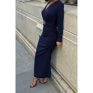 Robe de soirée bleu marine à col en V, manches longues, avec détail d'accessoire à la taille, style long drapé - Product Image 3