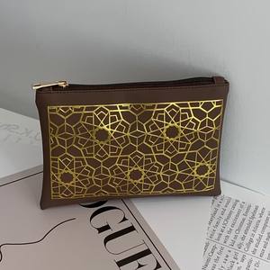Bolso de Mano de Cuero PU Marrón de Lujo con Patrón Geométrico Dorado, Elegante Bolsa con Cierre para Cosméticos y Uso Diario - Product Image 1