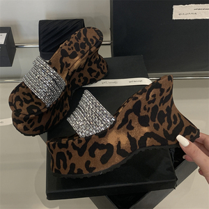 Sandalias de tacón alto con cuña de leopardo, tira plateada brillante, transpirables, cómodas y con aumento de altura, nueva moda de verano 2025 - Product Image 4