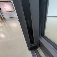 Porte coulissante en verre à cadre en aluminium à rupture de pont thermique, design résistant au vent et aux intempéries pour application extérieure de maison moderne
