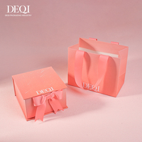 Ensemble d'emballage de bijoux de luxe DEQI, boîte cadeau personnalisée, sac en papier pour boutique de détail, boîte cadeau à rabat rose blush avec ruban