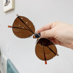 แว่นกันแดดทรงรีสไตล์เรโทรสุดฮิต กรอบสีทอง ป้องกันรังสียูวี 400 โพลาไรซ์ สำหรับทุกเพศ เหมาะสำหรับขับรถ เลนส์แบบที่ 3 สีโอเชียนพาวเดอร์ - Product Image 3