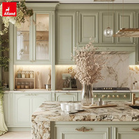 Armoire de cuisine moderne de luxe de style campagnard français vintage élégante de couleur vert sauge Alland avec boutons, poignées, robinet, îlot en marbre