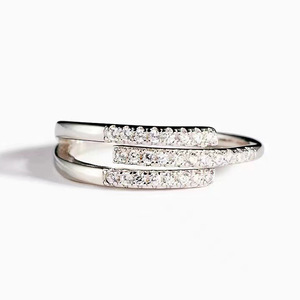 Anello Regolabile con Linee Geometriche Scintillanti e Zirconi per Donne, Gioiello di Moda con Micro Pavé - Product Image 1