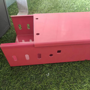 Système de support de chemin de câbles en treillis métallique galvanisé industriel avec attaches perforées pour la gestion des câbles et la pose de câbles - Product Image 1