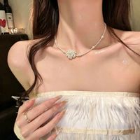 Nouveau Collier Ras-du-Cou Haut de Gamme pour Femme, Style Français, avec Perles Imitation Fleur Délicates et Chaîne Sportive pour Fête 2026