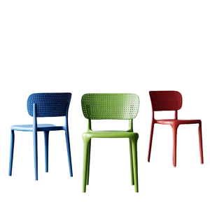 Chaise de salle à manger moderne nordique en plastique empilable avec dossier haut épaissi, confortable, pour la maison, les salons de thé et les restaurants - Product Image 1