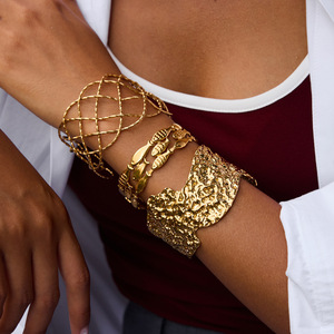 Brazalete Ancho de Acero Inoxidable Dorado con Textura Martillada, Joyería Unisex - Product Image 2