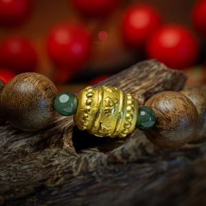 Bracelet de perles rondes en bois d'agar naturel semi-affleurant de 12 mm, authentique bois d'oud mélangé à des perles baril en or 24 carats - Product Image 3