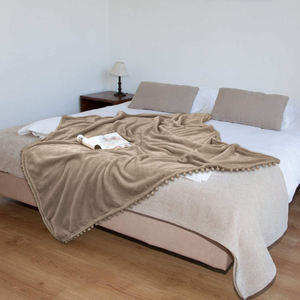 Ecológico Cálido superventas Franela Suave ligero cálido lindo pompones manta cama para todas las estaciones - Product Image 4