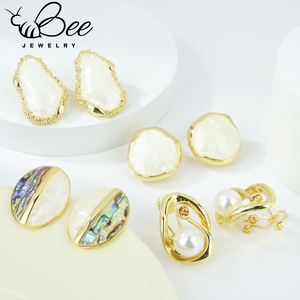 Boucles d'oreilles clous de luxe de style européen avec perles baroques rondes, élégantes et exquises, en cuivre géométrique - Product Image 3