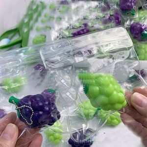 Divertido Juguete Antiestrés de Goma con Forma de Uva de 6 cm, Portátil, para Niños y Adultos, Diversión en Cualquier Momento - Product Image 1