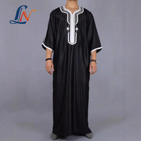 Qamis en satin pour homme Lanna, col en V, broderie contrastante, Jubba musulmane, Kaftan marocain, Robe islamique à manches courtes, plusieurs couleurs