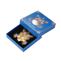 Boîte cadeau carrée en carton recyclable imprimée en relief avec fermeture magnétique pour l'emballage de pendentifs et miroirs d'ornements traditionnels chinois