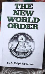 La Nueva Orden Mundial de A. Ralph Epperson, un libro controvertido que explora teorías de conspiración y estructuras de poder globales. - Product Image 6