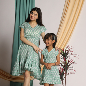 2024 Collection meilleure qualité femmes été robes décontractées à manches courtes floral col en V mi-long imprimé fleuri Mini bouton - Product Image 1
