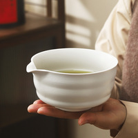 Ensemble de cérémonie du thé portable : Bol à matcha en grès minimaliste moderne avec support en bambou, fouet à thé et bol pour poudre de matcha