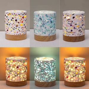Lampada da Tavolo in Stile Terrazzo con Cristalli Naturali Curativi, Luce Notturna LED Decorativa Moderna Regolabile con Base in Legno - Product Image 2