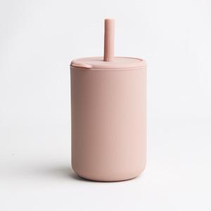Gobelets d'eau pliables en silicone sans BPA personnalisés, tasse d'apprentissage pour bébé avec couvercle - Product Image 1