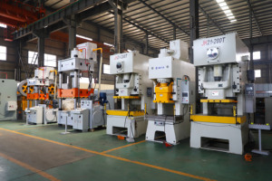 <span class=keywords><strong>Presse</strong></span> <span class=keywords><strong>hydraulique</strong></span> et pièces de panneau automatique poinçonnage matrice progressive en acier au carbone <span class=keywords><strong>presse</strong></span> <span class=keywords><strong>hydraulique</strong></span> à quatre colonnes électrique 300 40 Servo - Product Image 3