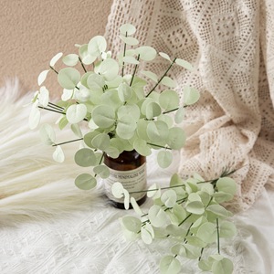 Planta Artificial de Hojas de Eucalipto Estilo Ins, Decoración de Boda de Plástico Blanco y Verde, 12 Tallos - Product Image 1