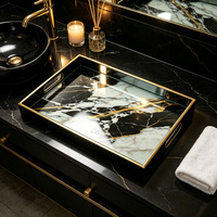 Plateau de service effet marbre avec cadre en PS, dessus en verre et bord doré pour la chambre d'hôtel, la table de toilette et la table basse