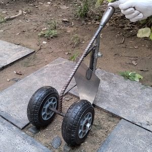 Outil de désherbage d'herbe de jardin en acier au carbone Houe de creusement de sol en métal forgé Agriculture Ferme Charrue <span class=keywords><strong>à</strong></span> main 2 roues 3 en 1 Houe agricole - Product Image 3
