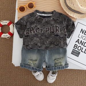 Ensemble deux pièces été pour garçons : T-shirt et short en jean déchiré avec lettres imprimées – Vêtements pour tout-petits – Grande Vente - Product Image 6