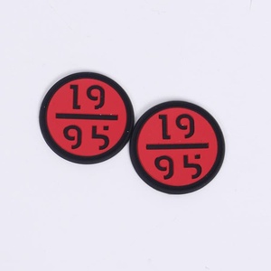 Tùy chỉnh cao su <span class=keywords><strong>3D</strong></span> <span class=keywords><strong>logo</strong></span> nhãn <span class=keywords><strong>PVC</strong></span> dập nổi khắc cao su vá <span class=keywords><strong>PVC</strong></span> các bản vá lỗi - Product Image 2