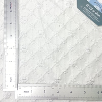 Kualitas Terbaik Kustom 100% Poliester 185gsm Lembut Padat 3D Bunga Putih Kotak-kotak Kain Jacquard untuk Pakaian Wanita Gaun