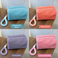 Pochette de maquillage en tissu gaufré doux avec logo personnalisé, légère, pour femmes, avec fermeture éclair et petite poignée, idéale pour les voyages