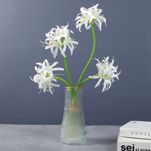Fiori di Lavorazione Artigianale di Alta Qualità: 2 Tipi di Gigli Rossi Artificiali in Seta per Decorazioni Domestiche, Stanze Modello e Bouquet - Product Image 2