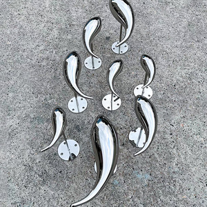 Sculpture murale en acier inoxydable en forme de poisson, finition miroir, faite à la main, design irrégulier en forme d'animal de dessin animé pour extérieur - Product Image 1