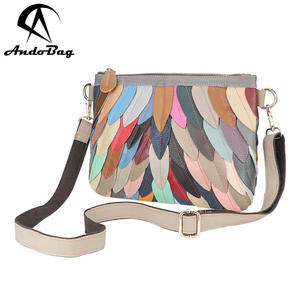 Sacs à bandoulière AndoBag en cuir véritable à blocs de couleur avec pompon - Petit sac à main carré vintage simple pour femmes 3174 - Product Image 1