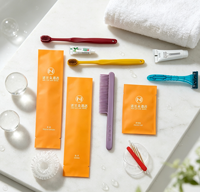 Set de Artículos de Aseo Desechables para Hotel en Bolsa de Plástico con Estampado Naranja, Logotipo de Marca Personalizado, Paquete Individual, Artículos de Aseo para Hostelería
