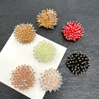 Appliques rondes en perles de verre cristal faites à la main, fabriquées en usine, pour accessoires capillaires en feutre et corsages perlés colorés