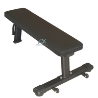 Banc de musculation plat au design industriel moderne, finition noir mat élégant et texture de surface antidérapante
