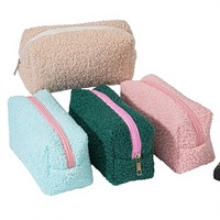 Sac de toilette en polaire Teddy personnalisé avec logo, pochette de rangement de voyage en peluche moelleuse à fermeture éclair contrastante pour femmes, vente en gros