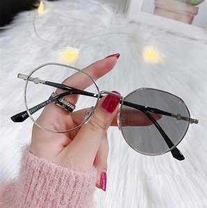 Gafas de Computadora con Lentes de Color Cambiante, Redondas, Anti Luz Azul, Fotocromáticas para Mujer, Moda 2024, Venta al Por Mayor - Product Image 3