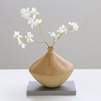Collection de vases en céramique faits à la main avec texture sculptée à la main, finition en grès beige naturel, décoration Wabi-Sabi pour la maison, vente en gros