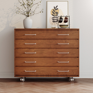 Commode vintage à cinq tiroirs en bois massif, meuble de rangement pour salon et chambre à coucher avec roulettes - Product Image 1
