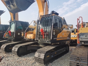 Excavatrices Hyundai 220lc-9s d'occasion de haute qualité, 22 tonnes, hydrauliques, sur chenilles, avec accessoire de pince OEM et godet d'excavatrice - Product Image 2